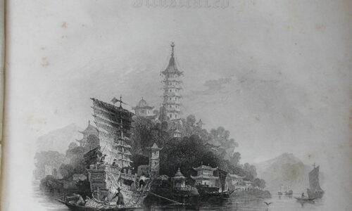 Opis Chin ozdobiony 93 dekoracyjnymi stalorytami, ukazującymi widoki miast, sceny rodzajowe, stroje oraz znane zabytki architektury.