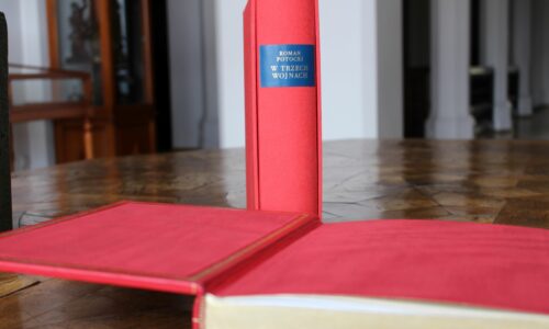 Edycja bibliofilska oprawiona w skórę safianową typu marokin, opatrzona unikatową grafiką. Dodatkowo ochronna okładka płócienna i etuii kartonowo-płócienne wyścielone czerwonym jedwabiem. Piękna ekskluzywna oprawa introligatorska Dominiki Świątkowskiej.